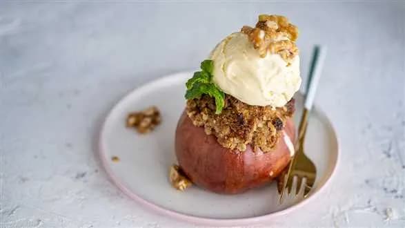 Grillowane jabłka z kruszonką i lodami