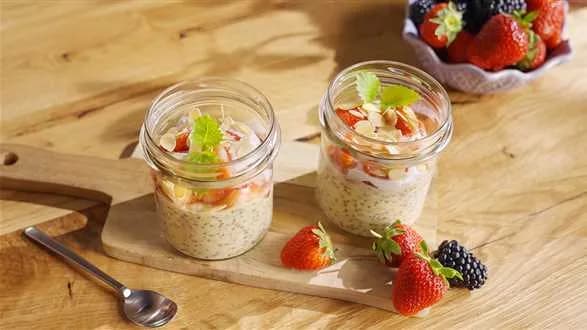 Nocna owsianka ze skyrem i truskawkami