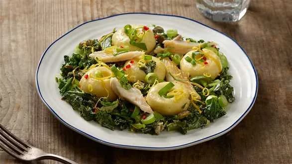 Kluski śląskie z jarmużem i wędzonym pstrągiem