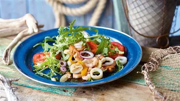 Sałatka z owocami morza