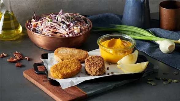 Wegańskie nuggetsy z surówką i roślinnym sosem „serowym”