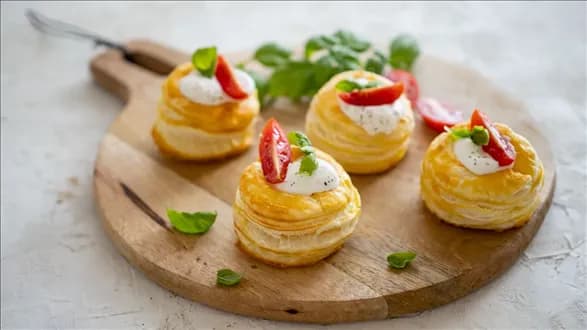 Vol-au-vent (korpusy z ciasta francuskiego) z ubijaną fetą