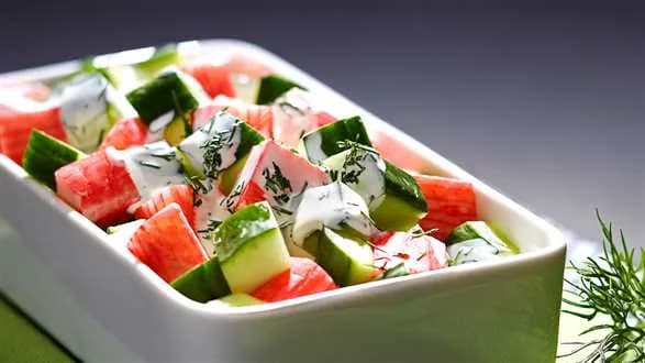 Sałatka z paluszkami krabowymi surimi z sosem jogurtowym