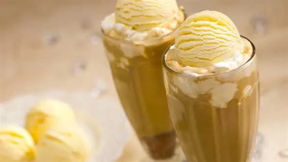 Kawa z lodami i bitą śmietaną