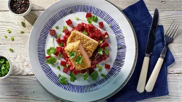 Chrupiący łosoś z purpurową owsianką