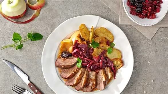 Piersi gęsi duszone z jabłkami, suszonymi śliwkami i żurawinami