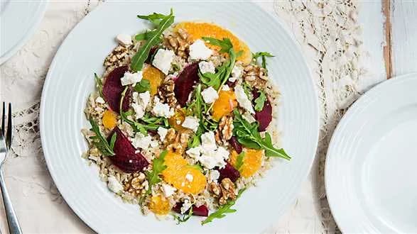 Lekka sałatka z brązowym ryżem