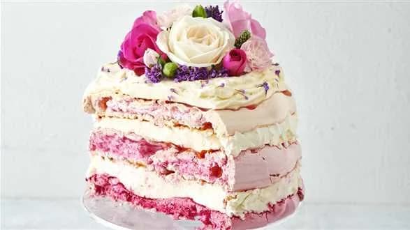 Tort bezowy ze śliwkami i malinami