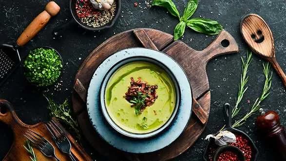 Zielona zupa z bekonem