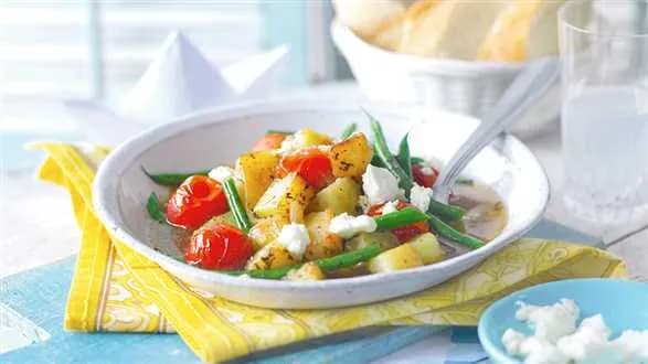 Duszone warzywa z fasolką i ziemniakami z dodatkiem fety