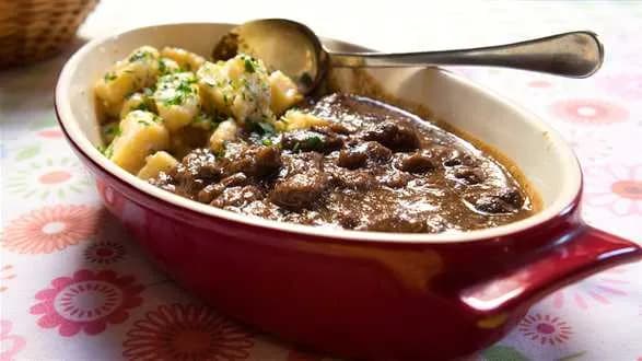Gulasz ekstra z dzika w gęstym sosie z ziemniakami