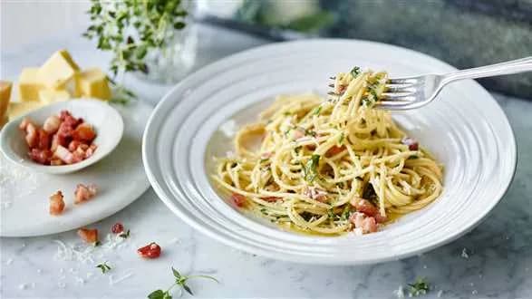 Spaghetti z masłem ziołowym i boczkiem