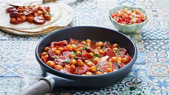 Gulasz z chorizo z ciecierzycą w tortilli