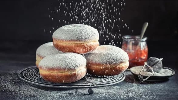 Domowe pączki z konfiturą różaną