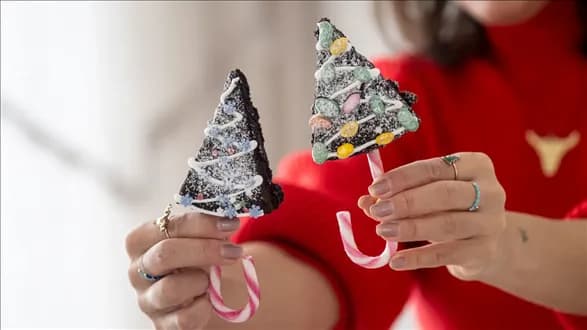 Słodkie cake popsy w kształcie choinek