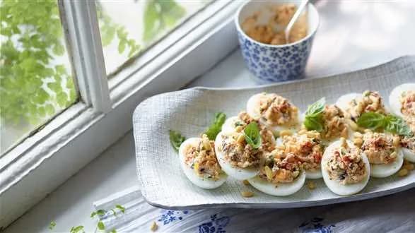 Jajka faszerowane suszonymi pomidorami i oliwkami