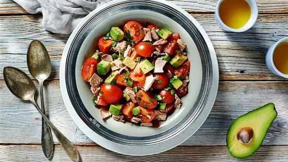 Sałatka z awokado i tuńczyka