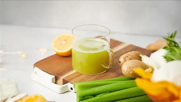 Zielony koktajl z selerem i jabłkiem