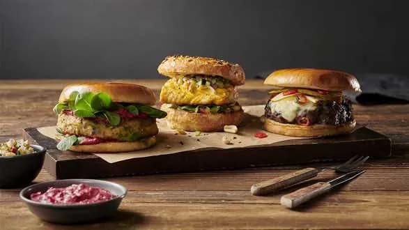 Burger rybny i ogórkowy relish