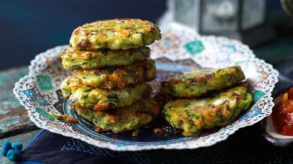 Placki z cukinii z pikantnym sosem pomidorowym