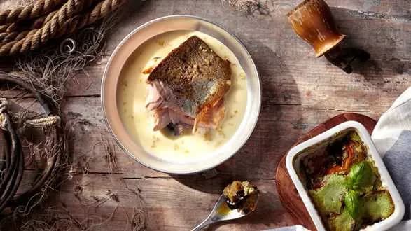 Filet z pstrąga łososiowego z sosem maślanym i zapiekanką bakłażanowo-pomidorową