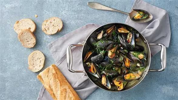 Małże z czosnkiem i białym winem