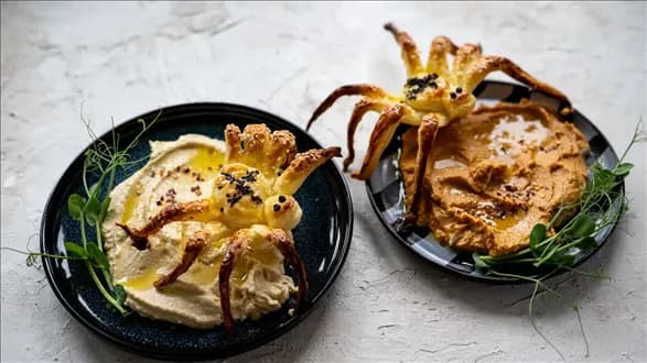 Hummus z pająkami z ciasta francuskiego