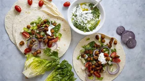 Roślinny kebab w tortilli z wegańskim sosem tzatziki