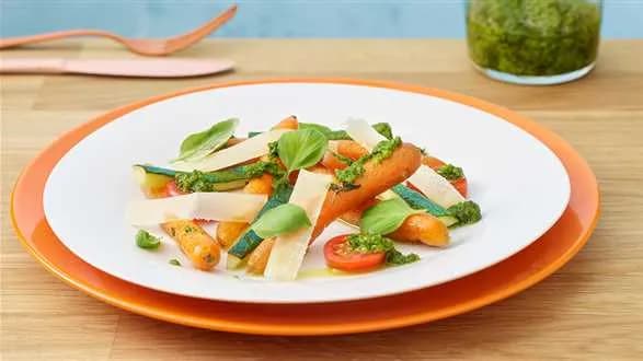 Pieczone marchewki i cukinia z ziołowym pesto