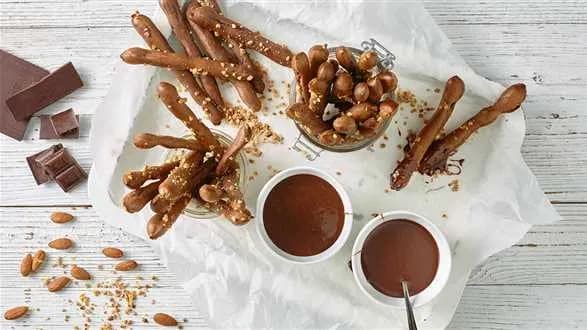 Chrupiące paluchy z sosem czekoladowym