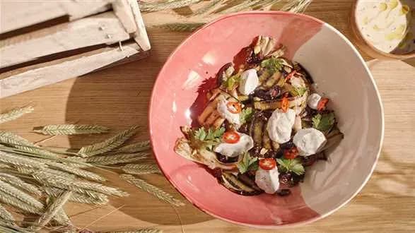 Sałatka z bakłażana z twarożkiem podwędzanym sianem