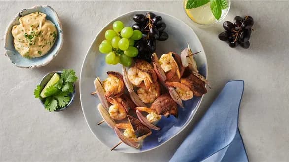 Szaszłyki z krewetek i chleba z aioli w stylu karaibskim