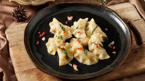 Pierogi z soczewicą i masłem szałwiowym