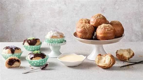 Tradycyjne pączki z kremem budyniowym