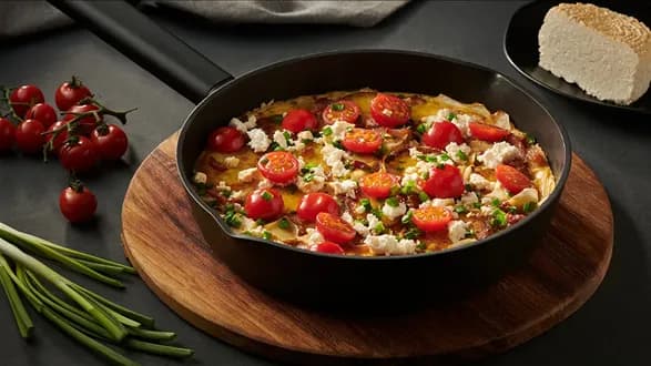 Frittata z boczkiem i młodą kapustą