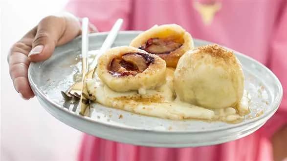 Wegańskie knedle ze śliwkami i sosem waniliowym