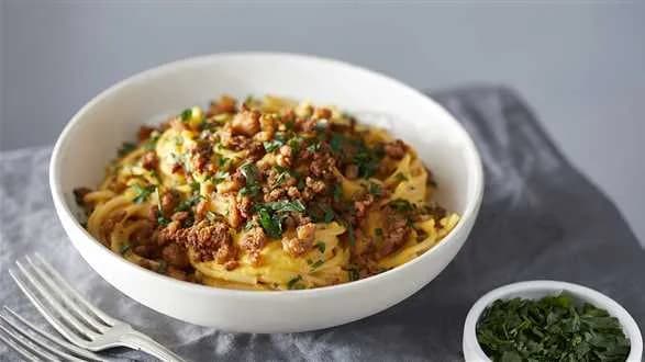 Wegańska carbonara z boczkiem z tofu