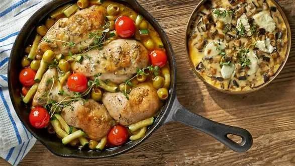 Kurczak z tymiankiem, oliwkami, pomidorami i cukinią w clafoutis z bakłażana