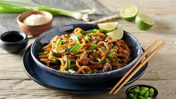 Wegański makaron udon z tofu i warzywami