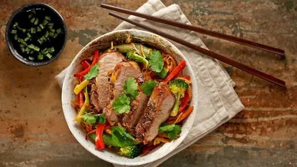 Glazurowane polędwiczki ze smażonymi warzywami