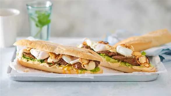 Kanapka z polędwicą i jajkiem