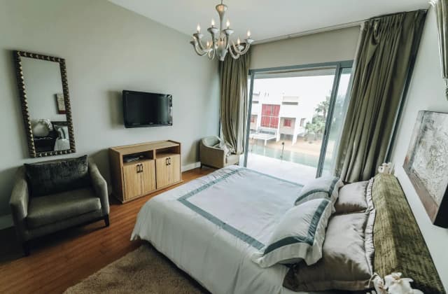 Dlaczego firany i zasłony wciąż są modne? Nowoczesne tkaniny i rozwiązania w aranżacji okien